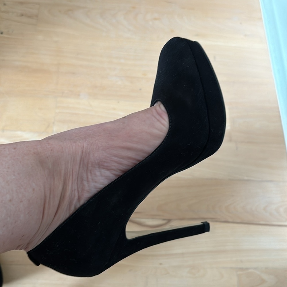 NWOT Michael Kors black suede 5” classic heel Never worn! Size 7 - Picture 3 of 11